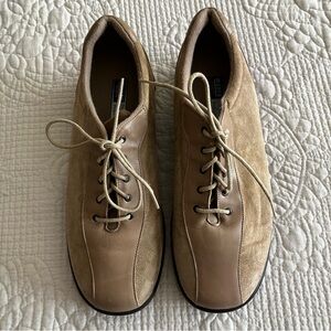 Worn once MUNRO AMERICAN WOMENS US TAN SUEDE LEATHER Oxford Walking Shoe